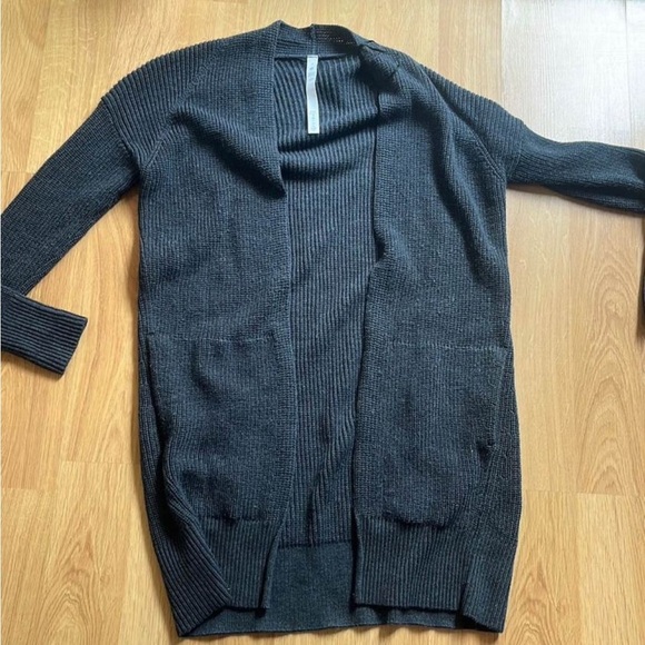 Lululemon Gently worn cardigan sweater size 2 !! Cover up winter open front - Picture 1 of 4